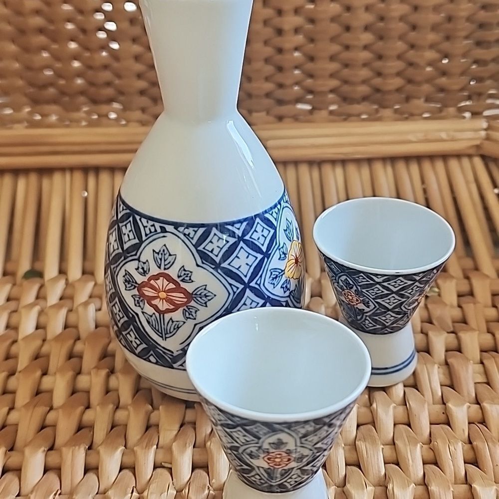 Vintage Blue & White Floral Tokkuri Ochoko Arita Ware Sake 3 Piece Set